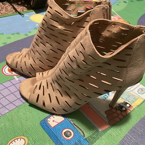 Shoes - Picture 2 of 4